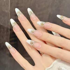 Faux ongles amande rose dégradé avec dentelle blanche et papillons dorés élégants