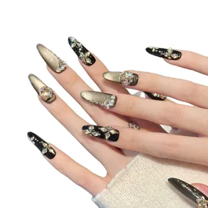 Funkelnde Cat-Eye-Nägel zum Aufkleben mit 3D-Strass und Perlen in langer Mandelform