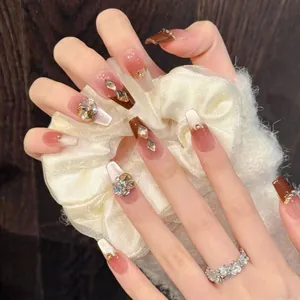 Détails de faux ongles longs trapèze avec dégradé ambre et strass brillants étincelants