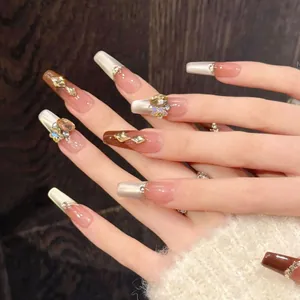 Gros plan d'ongles Coffin faits main avec dégradé œil de chat et cristaux brillants