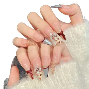 Unghie finte stiletto fatte a mano con fiori 3D intagliati e punte French argentate