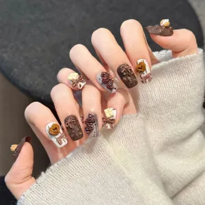 Detailansicht von 3D Schokolade Press-on Nails mit Schleifen und Kakao-Texturen