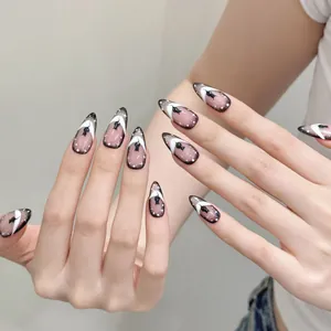 Uñas postizas artesanales punk gato blanco y negro con estrellas almendradas