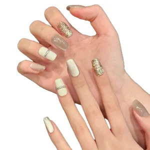 Kurze quadratische Katzenaugen-Nägel in Champagnergold mit Cremeweiß und Pailletten
