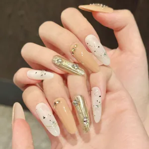 Faux ongles amande longs avec texture coquille d'oeuf dorée et accents de strass