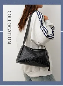 Gros plan sur la texture en cuir tressé noir et la bandoulière du grand sac hobo chic