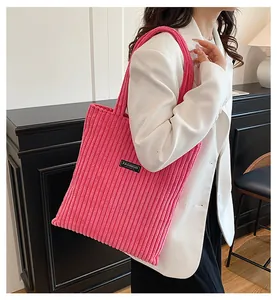 Dettaglio borsa tote in velluto a coste rosa con strisce e etichetta Fashion nera