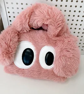 Vue détaillée de la fourrure synthétique rose et des yeux de la sacoche en peluche