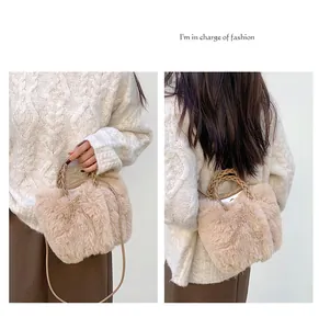 Détail du sac en peluche abricot montrant la texture en fausse fourrure et l'anse tissée