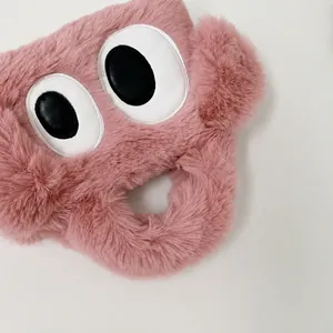 Détail de la poignée en peluche rose avec une texture douce et duveteuse sur un sac à main
