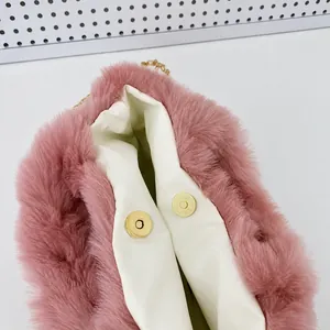 Gros plan sur le fermoir magnétique d'un sac à main en peluche rose à poils longs