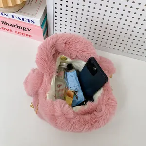 Détails montrant la grande capacité de rangement du sac à main chiot en peluche rose