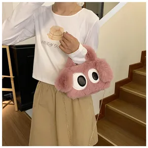 Sac en peluche rose avec grands yeux de dessin animé et bandoulière en chaîne dorée
