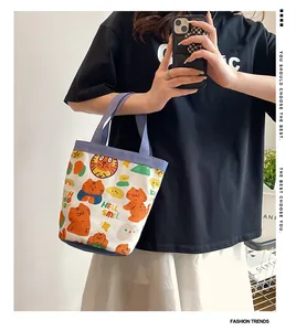 Détail d'un sac cabas en toile avec imprimé tigre mignon et anses bleues contrastées