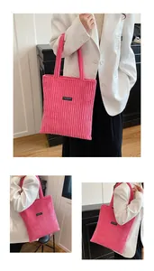 Dettaglio della borsa tote in velluto a coste rosa shocking con etichetta Fashion