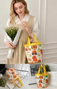 Détail de l'imprimé tigre mignon sur mini sac seau en toile avec anse jaune
