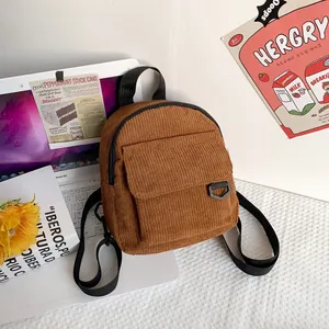 Brauner Cord-Mini-Rucksack mit Frontklappe und schwarzen Riemen für die Reise
