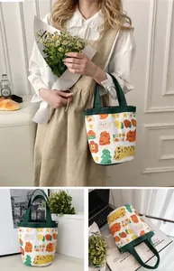 Détail du sac seau en toile avec imprimé tigre mignon et anses vertes en décor de style