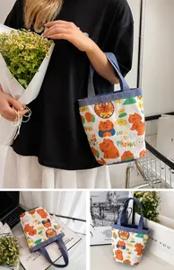 Détail de l'imprimé tigre sur le sac seau en toile avec des poignées bleu marine