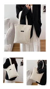 Dettaglio della borsa tote in velluto a coste bianco con texture e patch logo