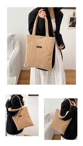 Dettaglio della borsa tote in velluto a coste con texture e etichetta Fashion