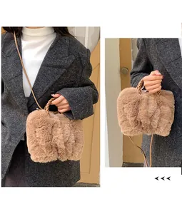 Détail d'un sac à main en peluche marron avec poignée en cuir tressé et bandoulière