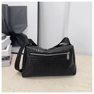 Détail du sac bandoulière en cuir tressé noir montrant la fermeture éclair arrière