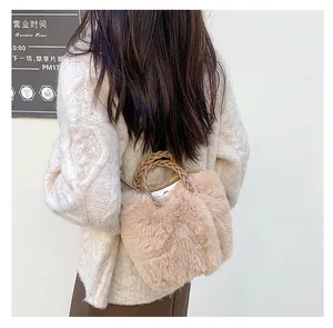 Détail du sac à main en fausse fourrure avec poignée en cuir tressé couleur kaki