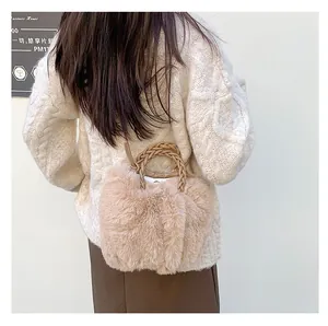 Détail d'un sac à main en fausse fourrure avec poignée tressée pour la mode d'automne