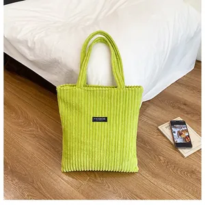 Dettaglio della borsa tote in velluto a coste verde lime con texture a costine