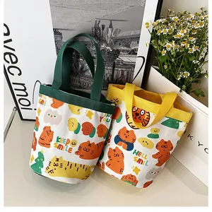 Détail du sac à lunch en toile avec motif tigre mignon et poignées colorées