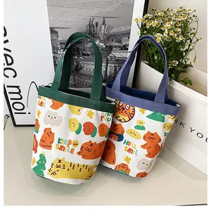 Détail du sac seau en toile avec imprimés tigre et poignées colorées robustes
