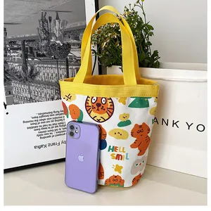 Mini sac seau en toile avec imprimé tigre à côté d'un smartphone pour comparer la taille