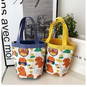 Détail de mini sacs cabas en toile avec d'adorables motifs de tigre en bleu et jaune