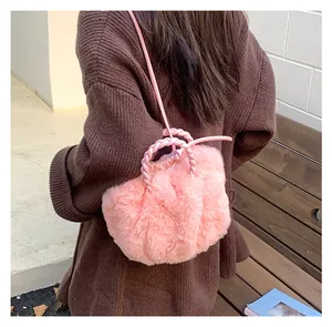 Détail du sac à main rose en peluche avec poignées tressées et texture douce