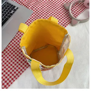 Vue de dessus montrant la doublure jaune et le motif tigre du sac seau en toile