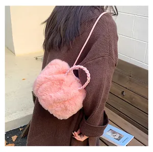 Détail du sac bandoulière rose en peluche avec poignée tressée et fourrure douce