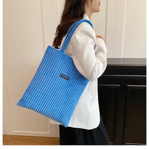Trama dettagliata della borsa tote in velluto a coste azzurro con toppa FASHION