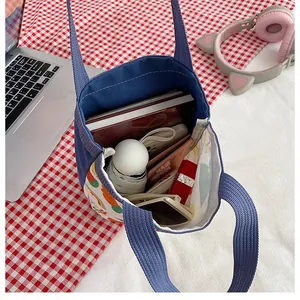 Vue de dessus du sac seau en toile ouvert montrant une grande capacité d'accueil