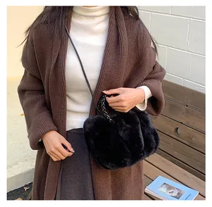 Détail du sac à main plissé en fausse fourrure noire avec poignée tressée et bandoulière