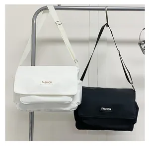Dettaglio di borse a tracolla minimaliste in bianco e nero con etichetta FASHION