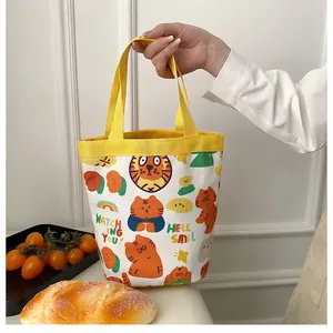 Détail d'un sac seau en toile imprimé tigre avec des poignées jaune vif
