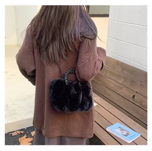 Détail du sac nuage noir en peluche avec poignée tressée et bandoulière en extérieur