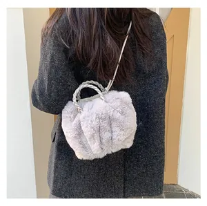 Détail du sac nuage en fausse fourrure grise avec poignée tressée et bandoulière