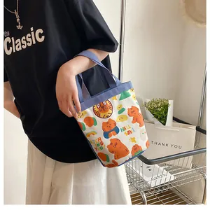 Détail du sac seau en toile avec imprimé tigre mignon et anses bleu clair pour femmes