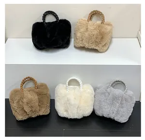 Détails de sacs à main en fausse fourrure pelucheuse en cinq couleurs avec anses