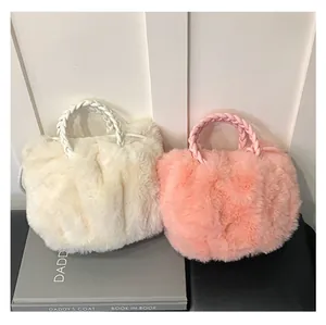 Détail de sacs à main en peluche crème et rose avec poignées tressées et forme de nuage