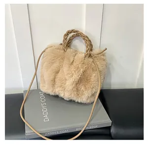 Détail de texture en fausse fourrure et poignée tressée sur sac en peluche beige