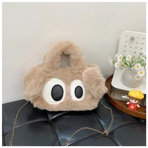 Gros plan du sac à main en peluche kaki avec de grands yeux et une chaîne en métal doré