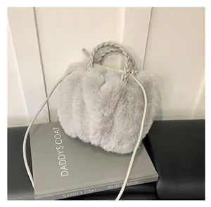Détail du sac bandoulière en peluche grise avec fourrure douce et poignée tressée